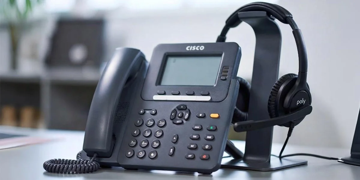 Cisco phone with Poly headset properly connected